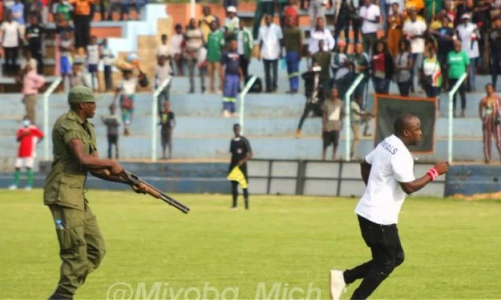 "Τέξας" στη Ζάμπια: Αστυνομικός απείλησε οπαδό με όπλο (βίντεο)